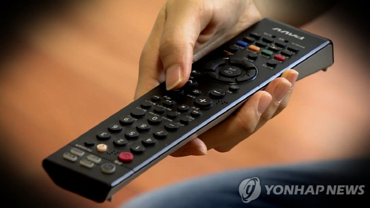 "TV ¸®¸ðÄÁ ¾îµø´ÂÁö ¸ô¶ó?" ¼ÕÂî°ËÇÑ 60´ë ³²Æí, ¾Æ³»¿Í ÇÕÀÇ¿¡µµ ó¹ú "TV ¸®¸ðÄÁ ¾îµø´ÂÁö ¸ô¶ó?" ¼ÕÂî°ËÇÑ 60´ë ³²Æí, ¾Æ³»¿Í ÇÕÀÇ¿¡µµ ó¹ú